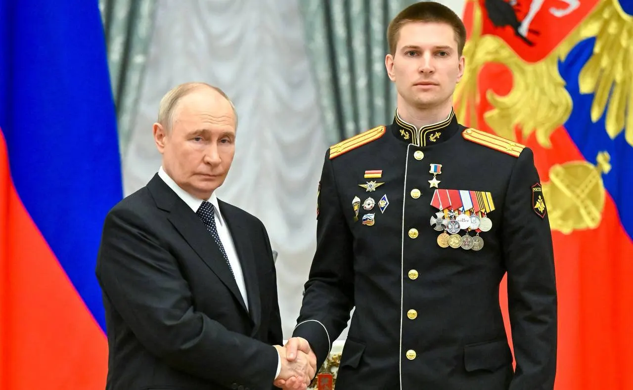В Кремле президент лично наградил Ивана Берестовского медалью «Золотая Звезда» за проявленное мужество в ходе специальной военной операции: он был ранен дважды, уничтожил вражескую технику и участвовал в освобождении более 40 населённых пунктов.