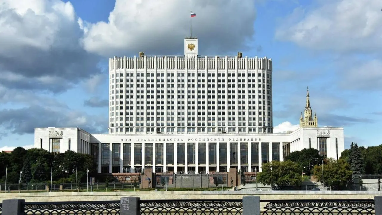 В Госдуму внесён проект о полной или частичной компенсации утильсбора для семей с тремя и более детьми, но правительство раскритиковало инициативу из‑за неясных источников финансирования и возможных дополнительных расходов.