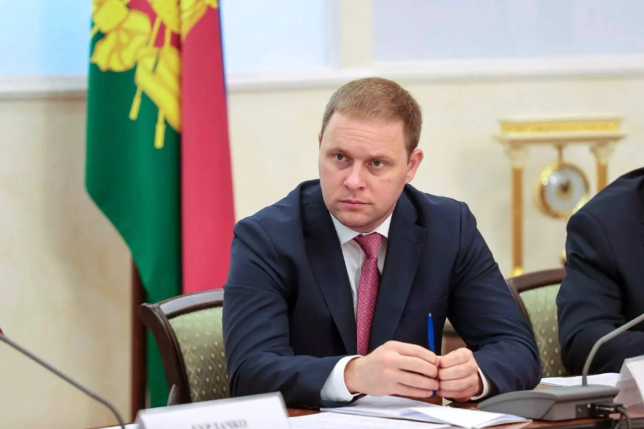 Швец, возглавлявший Анапу пять лет и имеющий более десяти лет опыта в госуправлении, назначен руководителем госкорпорации «Туризм РФ». Ранее он курировал инвестиции, цифровизацию и развитие малого бизнеса в регионе.