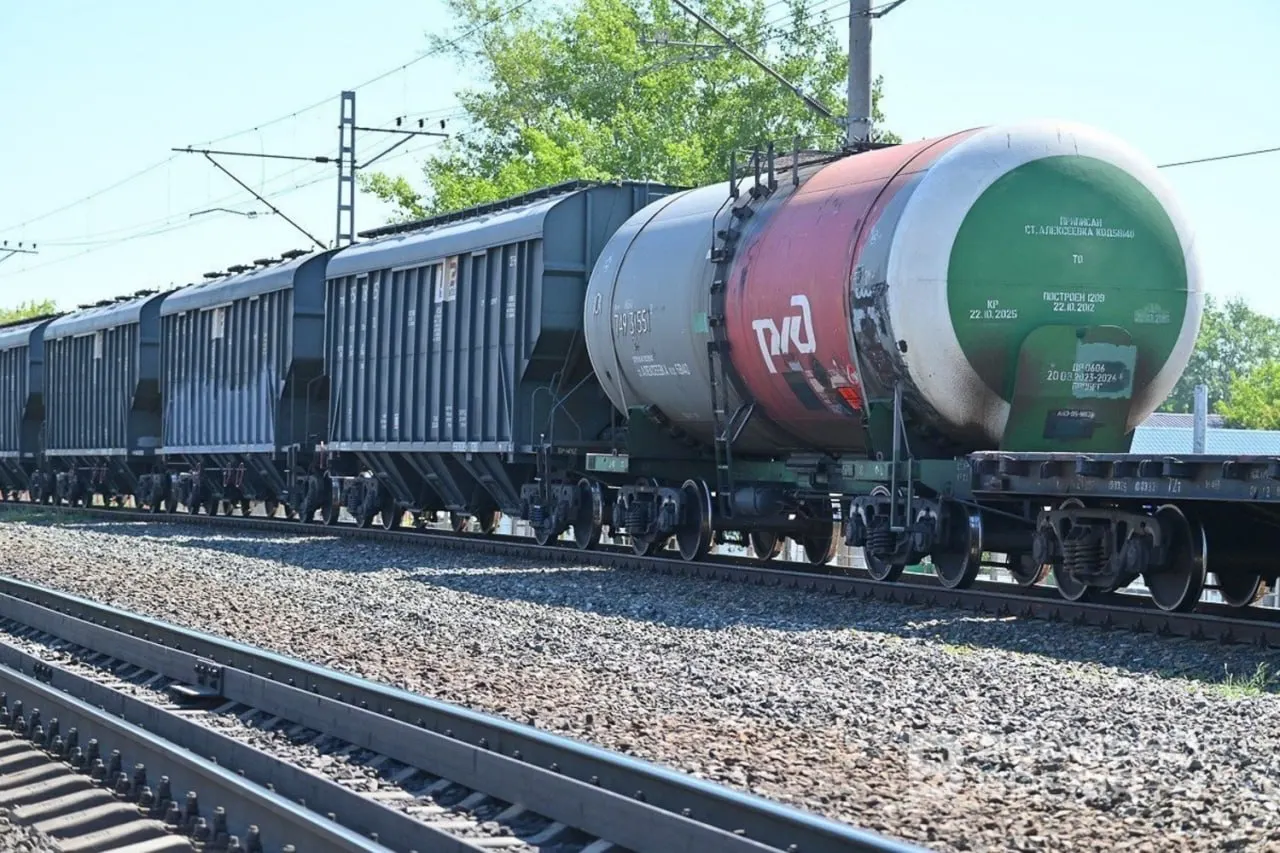 В РЖД сформировали штаб для организации приёма и доставки нефтегрузов, с особым акцентом на поставки авиакеросина в аэропорты и круглосуточный мониторинг движения цистерн.