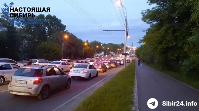 В Иркутской области разразился масштабный топливный кризис: АЗС вводят жёсткие лимиты или закрывают розницу, водители проводят в очередях по несколько часов, а междугородние перевозки оказываются под угрозой перебоев.
