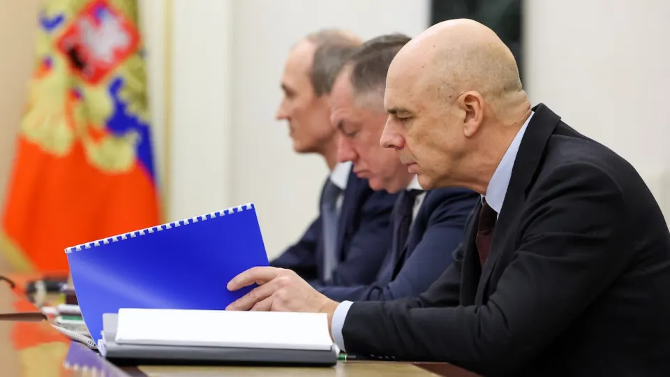 Индекс облигаций RGBI обновил минимум, акции падают уже 15 недель подряд, а доходности длинных государственных бумаг достигли 15,5% — инвесторы реагируют на рост бюджетных расходов, инфляционные риски и осторожную политику Центробанка.
