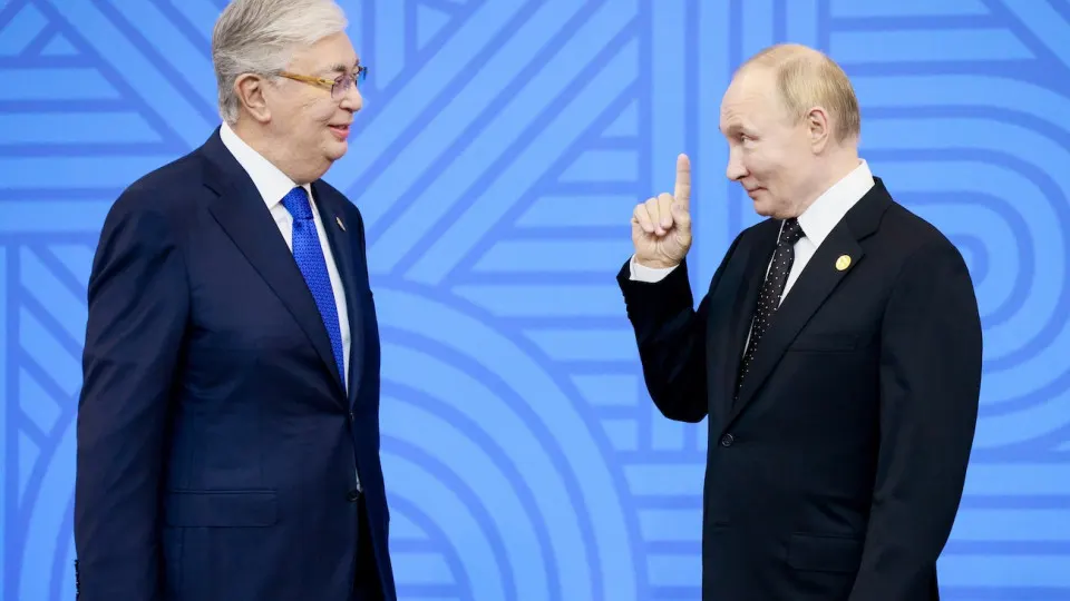 Из‑за сокращения выпуска на российских НПЗ и ремонта на Атырауском заводе обсуждаются поставки казахстанского бензина и возможный обмен на авиакеросин; власти также разрешили выпуск топлива по пониженным стандартам и планируют морский импорт.