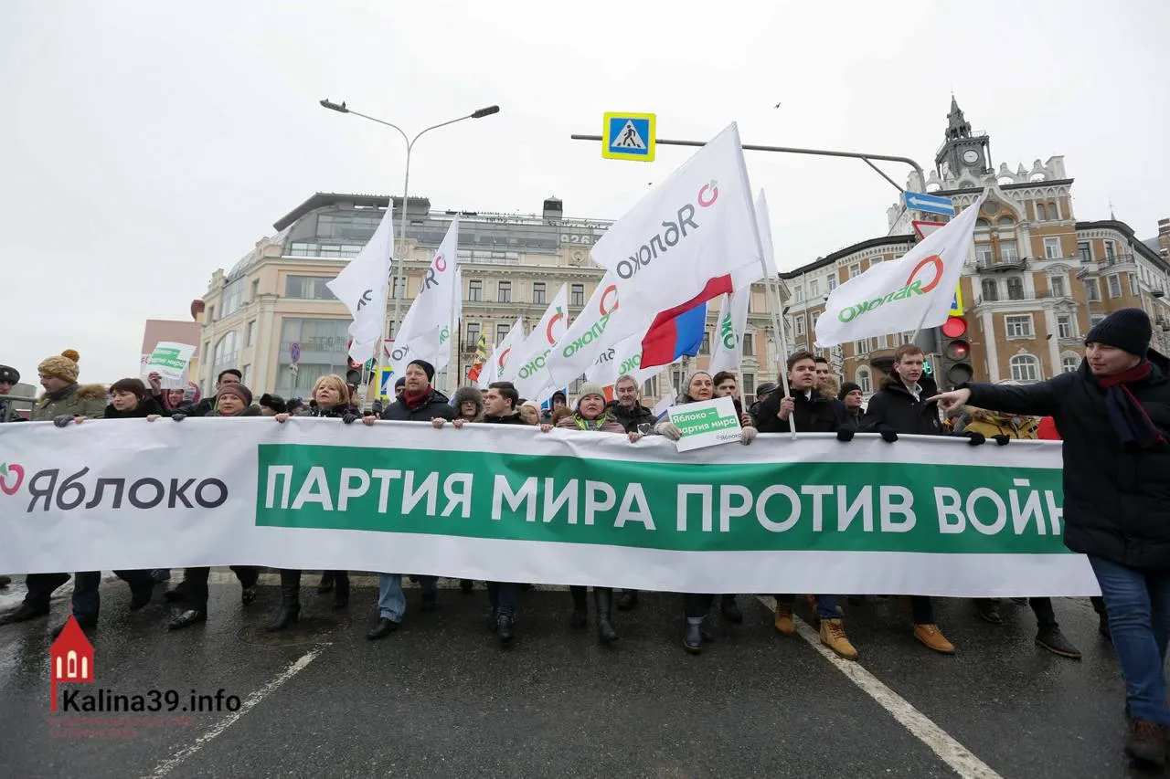 Регистрация федерального списка «Яблока» на выборах в Госдуму вызвала вопросы: эксперты считают, что власти могли разрешить участие партии, выступающей против войны, чтобы канализировать протестные настроения и не допустить реальной угрозы итогам голосования.