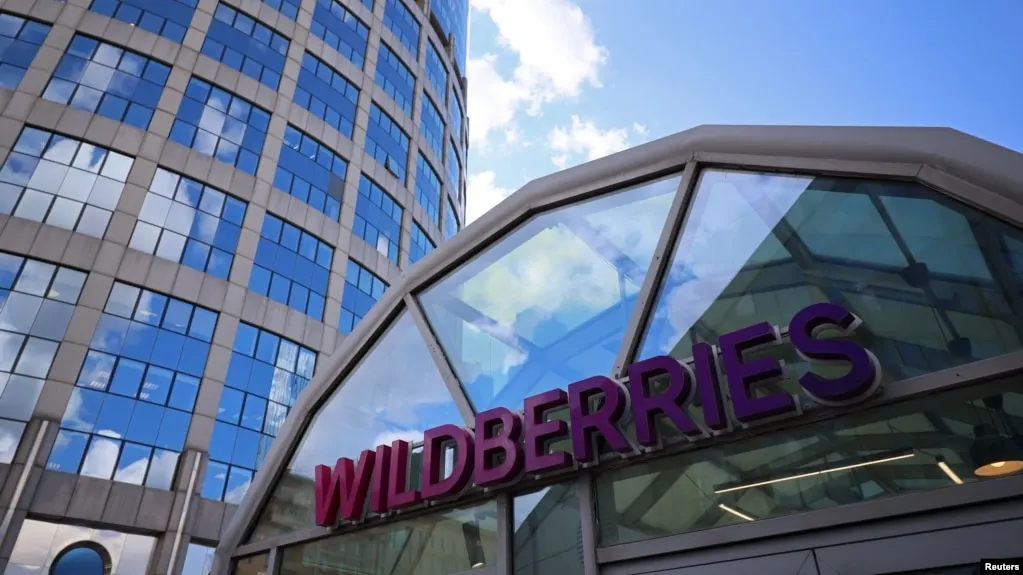 В ночь на четверг беспилотники нанесли удары по логистическим объектам Wildberries в Пензенской области и Удмуртии. Сообщают о пожарах, эвакуации персонала и оперативной работе служб спасения.