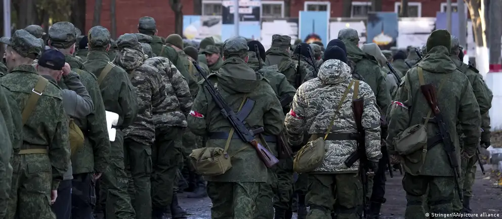 Сообщения о возможном расширении мобилизации в РФ сочетаются с данными о замедлении набора контрактников и официальными опровержениями. Эксперты отмечают неопределённость: решение остаётся за руководством страны, а даже массовое пополнение частей вряд ли обеспечит решающий перевес.