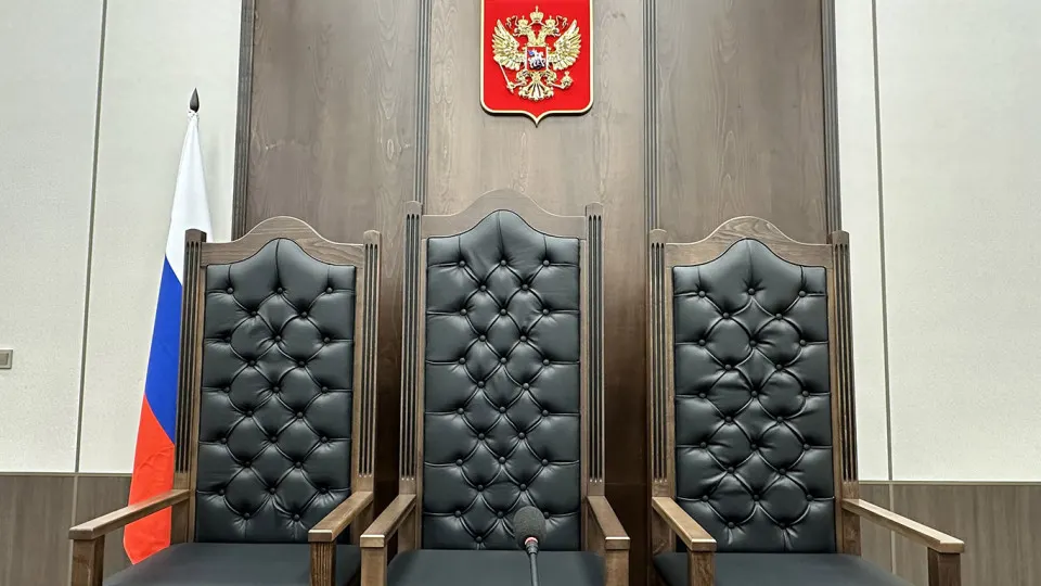 Верховный суд подготовил законопроект, поддержанный правительственной комиссией, который смягчает требования к образованию для ряда должностей в аппаратах судов с целью сократить дефицит кадров.