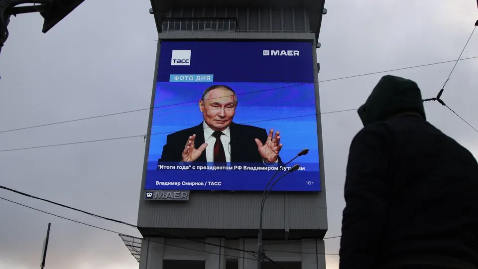 По данным Минэкономразвития, рост ВВП в январе–июне составил 0,3%. Военная отрасль уже не компенсирует падение гражданских секторов: одежда, металлургия и выпуск нефтепродуктов сократились заметно.
