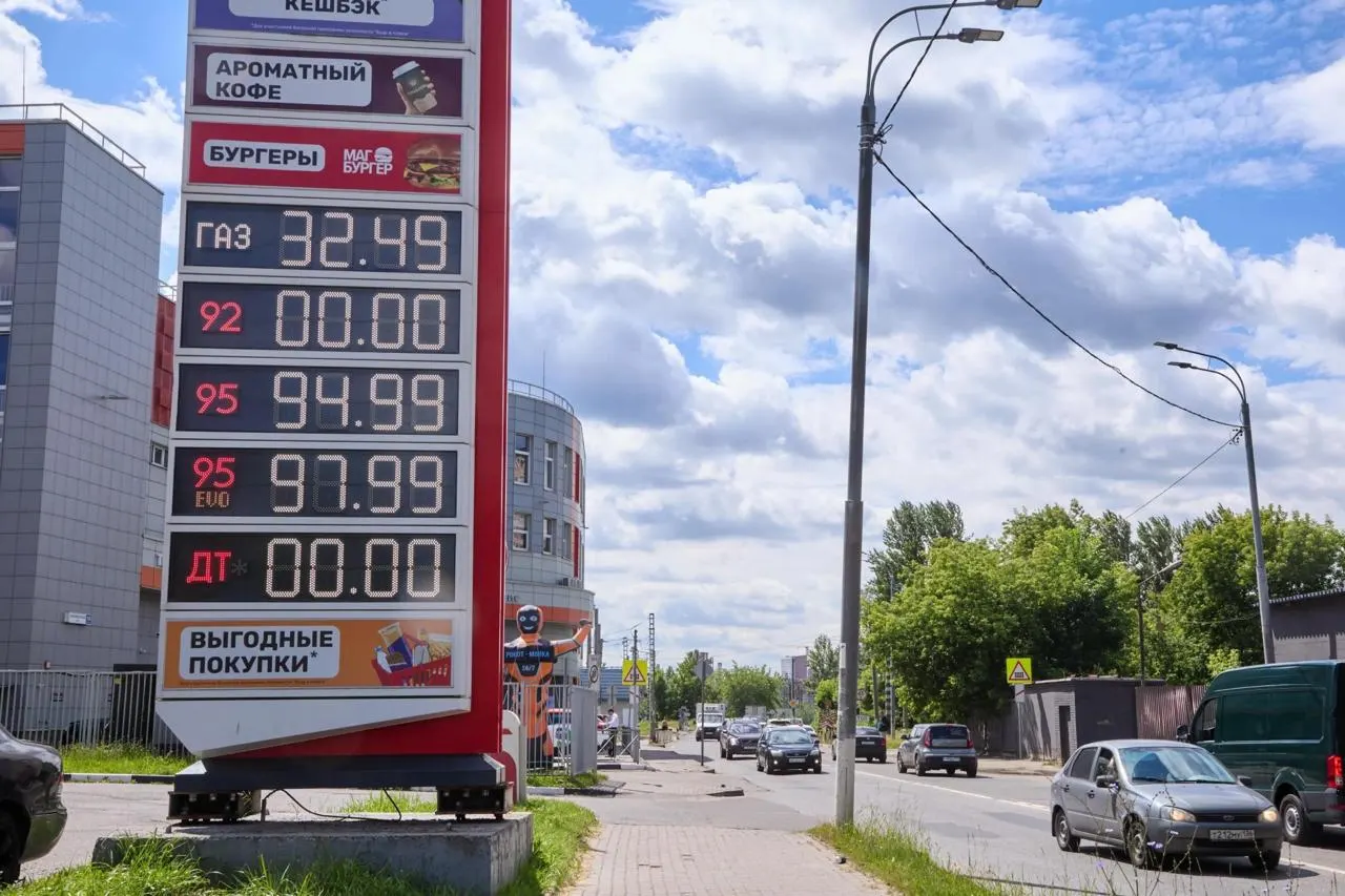 ФАС зафиксировала рост цен на бензин и дизель: к 14 сентября ведомство зарегистрировало 55 дел и 83 предупреждения; основное внимание — независимые АЗС и региональные скачки цен, в том числе в Калмыкии.