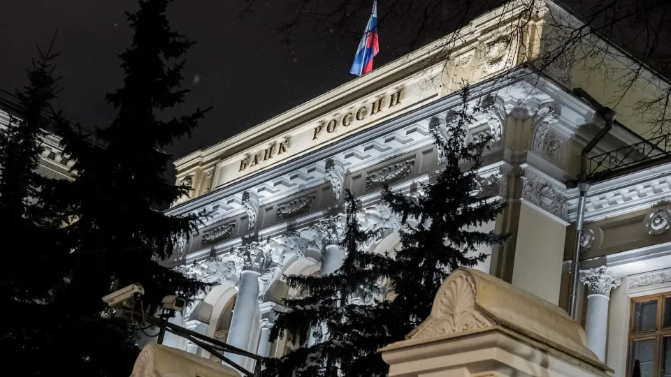 ЦБ России расширил сервис уведомлений о реальном контроле над банками и другими финансовыми организациями, включая теневых руководителей; заявителям обеспечена анонимность, выплат нет.