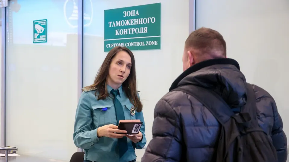 Новый документ ограничивает вывоз драгоценного металла и наличных за границу, устанавливая запреты и требования к происхождению средств, а также усиливает финансовый контроль.