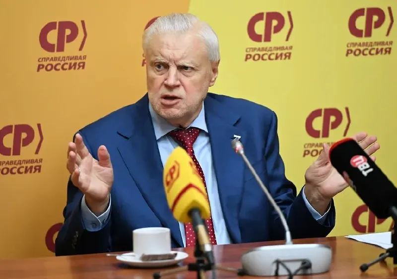 Лидер партии указал на объективные трудности и влияние специальной операции на восприятие власти; он вернулся к работе и не планирует участвовать в кампании из‑за травмы.