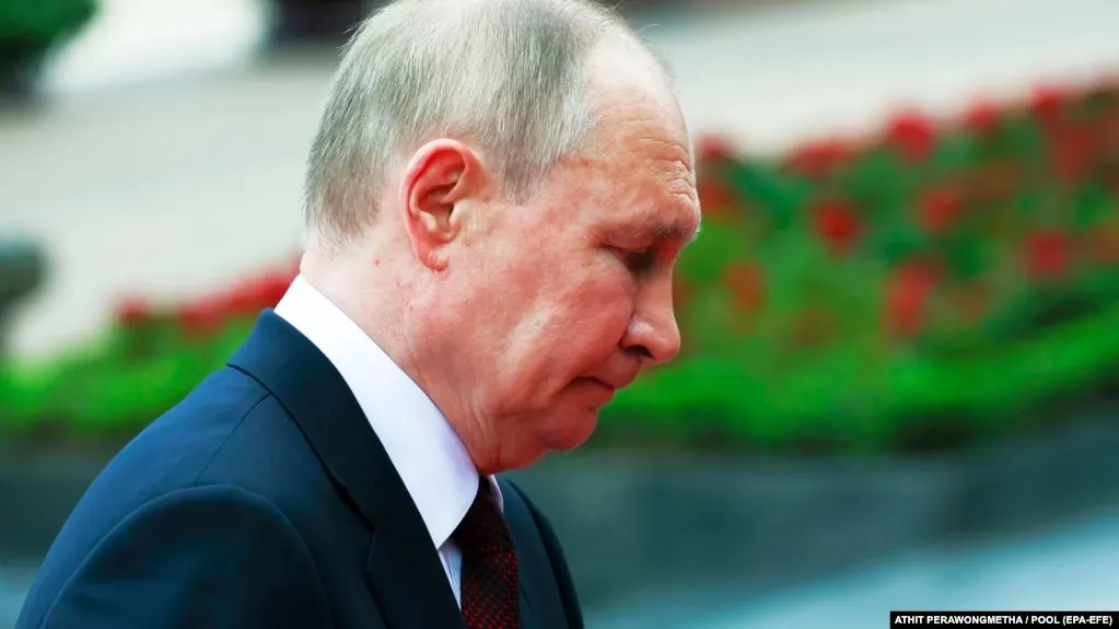 Госагентство ВЦИОМ седьмую неделю подряд фиксирует падение одобрения деятельности Владимира Путина, показатели опускаются к минимумам за последние четыре года.