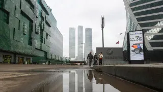 Большинство российских предприятий до конца года заморозили расширение штата из‑за снижения спроса на продукцию. Дефицит кадров ослабевает, компании переходят к точечной hiring‑политике и шире используют неполную занятость вместо прямых сокращений.