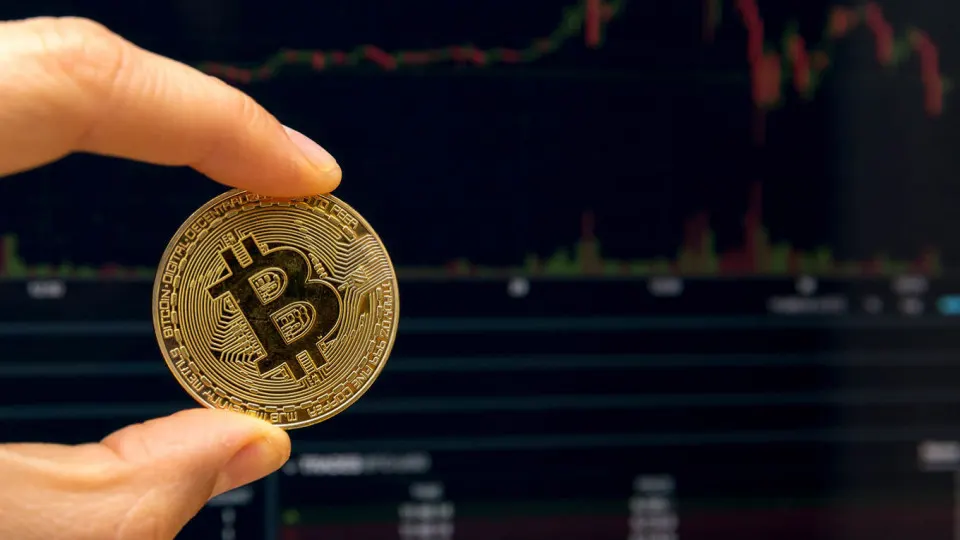 В проекте закона предлагается облагать НДФЛ все доходы от операций с криптовалютой и иностранными цифровыми правами, ввести налоговых агентов (брокеров и цифровые депозитарии), освободить ряд криптооператоров от НДС и установить отдельные правила налогообложения прибыли. Инициативы появляются на фоне роста налоговой нагрузки и существенного дефицита федерального бюджета.