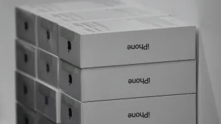 У крупных российских продавцов техники скопились большие запасы флагманских смартфонов Apple и Samsung. На фоне снижения покупательной способности спрос на дорогие гаджеты упал, и ритейлеры вынуждены резко снижать цены, чтобы освободить склады и вернуть вложенные деньги.