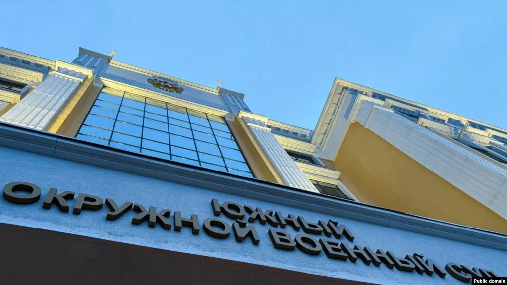 Южный окружной военный суд назначил трём молодым людям из Ростова-на-Дону сроки от восьми до десяти лет колонии строгого режима по делу о подготовке поджога местных военкоматов; часть срока они проведут в тюрьме, а обвинение связано с ужесточением практики преследования за подобные акции как за теракты и диверсии.