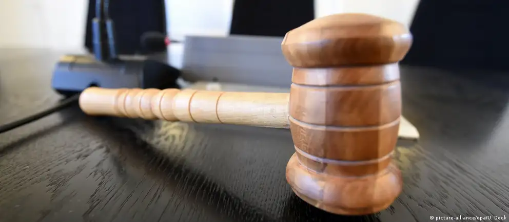 Советский районный суд Воронежа назначил 24‑летнему Роману Мальцеву год исправительных работ по статье о демонстрации запрещённой символики. В деле фигурирует рапорт сотрудника Центра по противодействию экстремизму; ранее Верховный суд признал «Международное движение сатанистов» экстремистским.