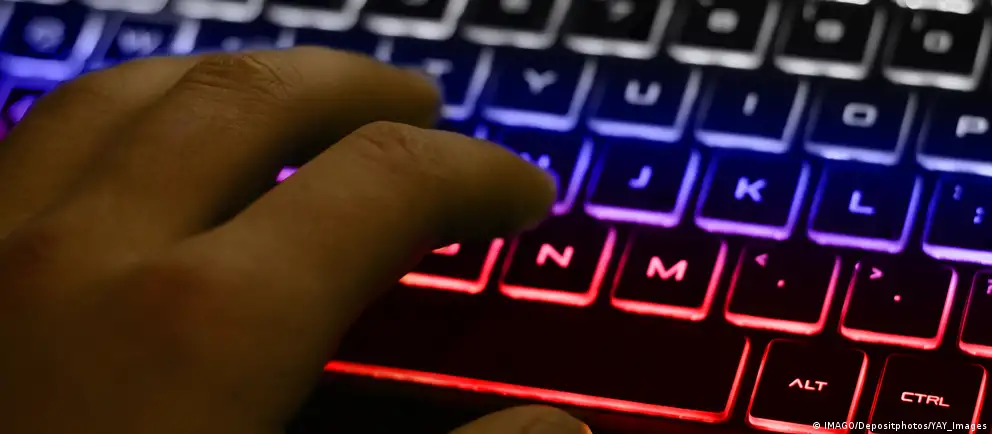 Минцифры разрабатывает механизм взимания платы за международный интернет‑трафик, под который планируют подпадать и VPN‑сервисы. Сборы хотят ввести прежде всего для мобильных сетей; операторы могут начать фильтровать или удорожать доступ к зарубежным каналам.