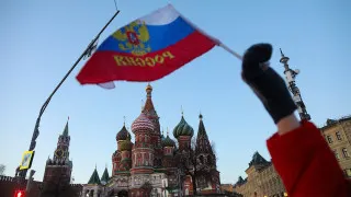 Объем просроченной задолженности бизнеса перед поставщиками и контрагентами в России вырос до 8,2 трлн рублей — это эквивалент 3,8% ВВП. Основной рост пришёлся на обрабатывающую промышленность и торговлю, а ключевыми факторами стали повышение налоговой нагрузки и замедление спроса.