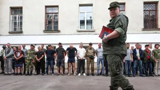 Минобороны разработало поправки, позволяющие проверять военнослужащих на употребление алкоголя непосредственно в части с помощью экспресс-тестов, без обязательной доставки в медучреждение. Инициатива связана с трудностями проведения освидетельствования в условиях боевых действий и массовым набором контрактников, среди которых оказываются люди с алкогольной зависимостью.