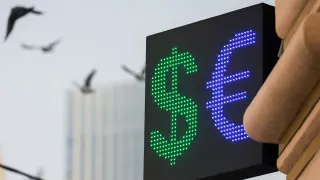 Курс доллара опустился до минимальных значений с февраля 2023 года на фоне подорожания нефти, роста экспортной выручки и приостановки бюджетного правила. Власти уже обсуждают досрочное возвращение на валютный рынок, чтобы сдержать укрепление рубля.