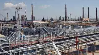 Из-за атак дронов приостановлена переработка нефти на Новокуйбышевском, Туапсинском, Саратовском, Киришском и нижегородском НПЗ, что затронуло производство бензина и дизтоплива на миллионы тонн в год.