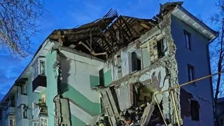 В Сызрани во время массированной атаки беспилотников один из дронов повредил многоэтажный дом: частично обрушился подъезд, из-под завалов спасены люди, в том числе дети. Атака продолжалась, фиксировались новые попадания по жилым зданиям и ограничения в работе аэропортов ряда регионов.