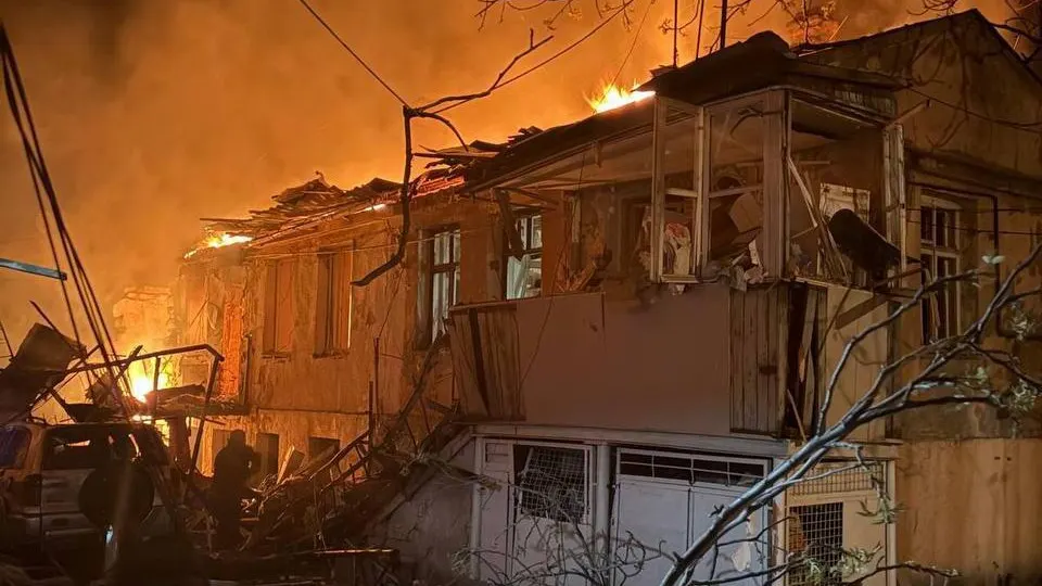 Ночью 24 апреля по Одессе был нанесен массированный удар беспилотниками: повреждены два жилых дома, погибли два человека, 15 ранены, десятки жителей эвакуированы. Атака стала продолжением серии недавних ударов по Днепру, Сумам и другим украинским городам.