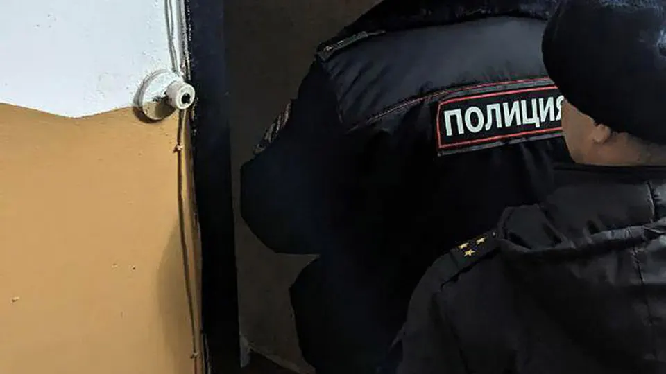 Двое молодых людей, один из которых несовершеннолетний, задержаны после того, как на дверях квартир трёх сотрудников Роскомнадзора были обнаружены молотки со следами бурой жидкости. По факту возбуждено уголовное дело о хулиганстве. Инцидент случился на фоне масштабной блокировки популярного мессенджера и всплеска спроса на VPN-сервисы.