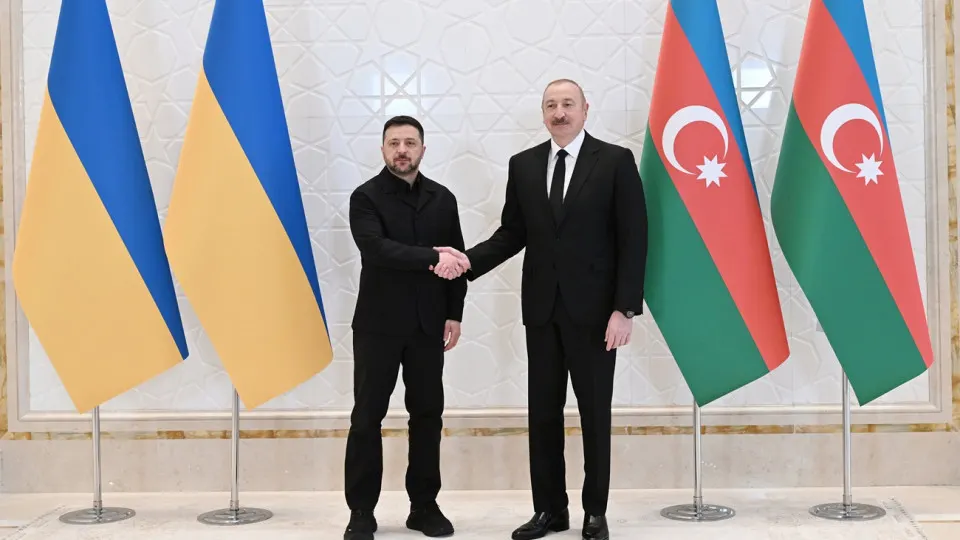 Президенты Азербайджана и Украины на встрече в Габале подтвердили взаимную поддержку суверенитета и территориальной целостности, объявили о перспективах военно‑технического сотрудничества и подписали шесть двусторонних документов, включая соглашения в оборонно-промышленной сфере и энергетике.