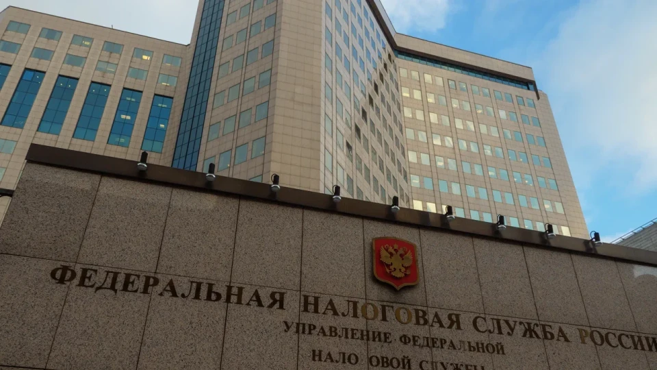 Налоговые органы активнее реагируют на закрытие и повторное открытие ИП, которое использовали для обнуления лимитов по НДС. Ужесточение происходит на фоне резкого роста дефицита федерального бюджета — предпринимателям грозят доначисления, пени и штрафы.