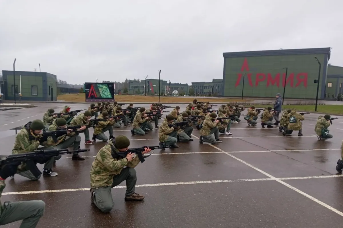 За последние пять лет на создание и работу центров для обязательных военных сборов школьников ушло как минимум 50 млрд рублей; власти планируют строить новые объекты по стране.