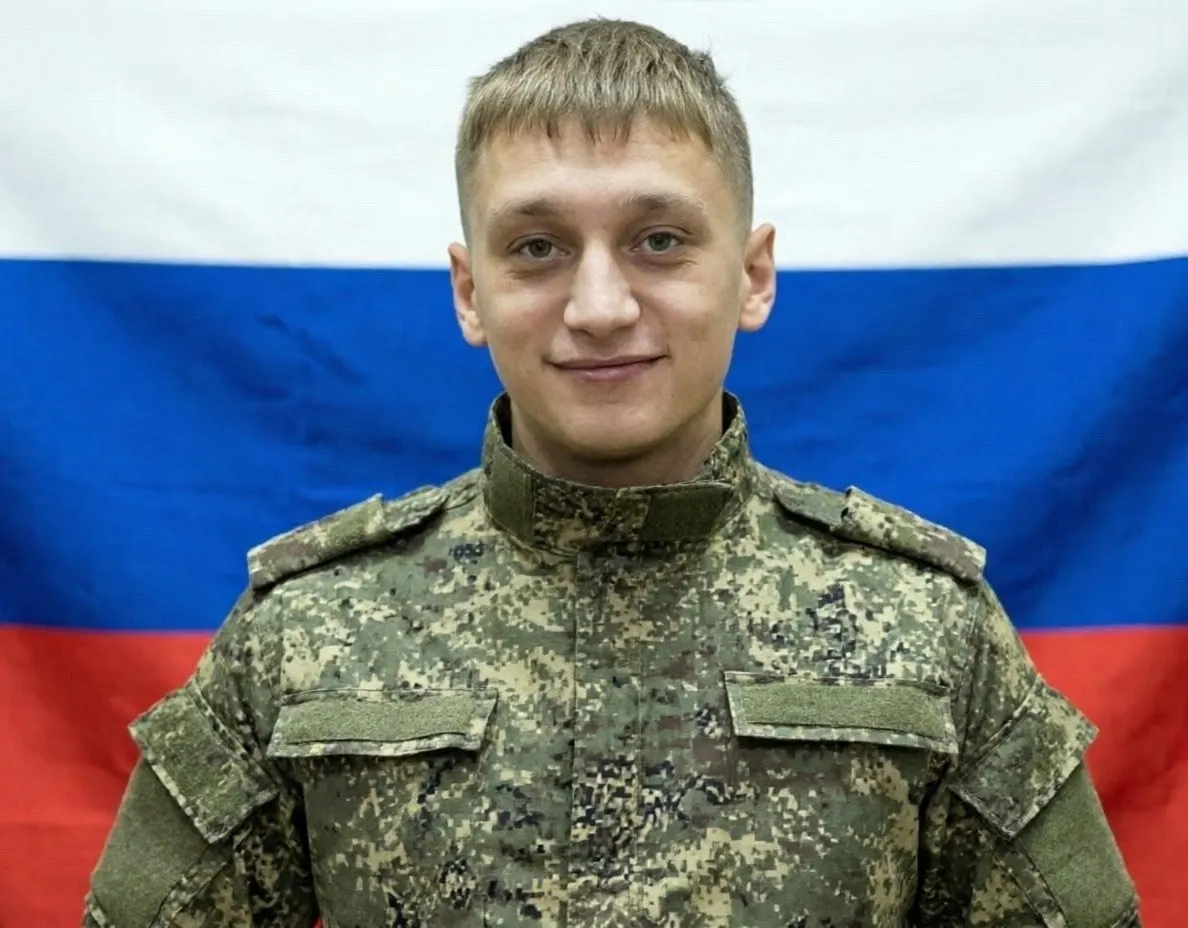 23‑летний студент из Бурятии подписал контракт в январе и погиб в апреле; родственники утверждают, что из его колледжа погибли и другие молодые люди.
