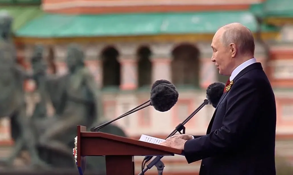 Владимир Путин выступает на Красной площади в Москве. Появились фото с места события.