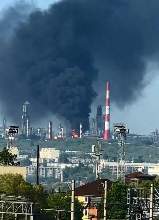 Губернатор Самарской области сообщил о двух погибших и пострадавших в результате удара по Сызрани; над промышленной зоной наблюдается чёрный дым. В Белгородской области в ночных атаках ранены три человека. Минобороны заявляет о перехвате 121 беспилотника.
