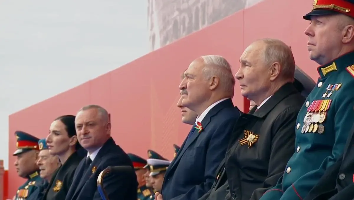 Во время парада Победы президент назвал праздник «священным», связал подвиг поколения победителей с сегодняшними воинами и гражданским вкладом, а на трибуне впервые посадили участника «СВО» рядом с ветераном ВОВ.
