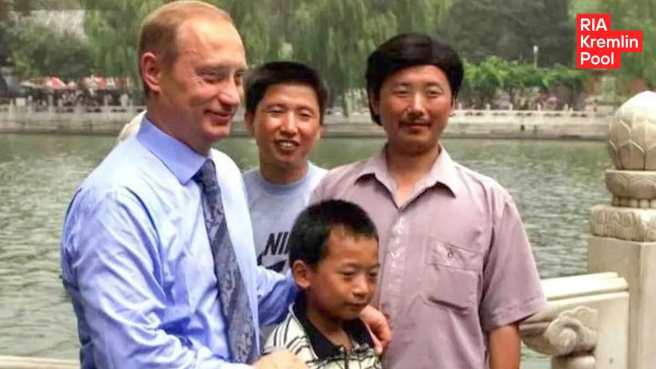 Мужчина, с которым глава государства фотографировался в 2000 году, вырос — он учился в Москве и стал инженером.