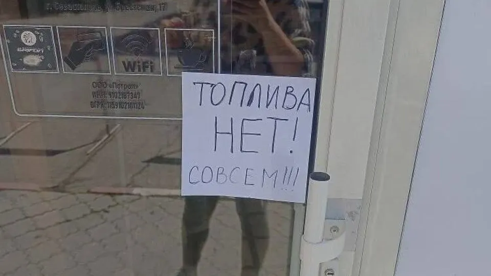 С 31 мая в Крыму начнут действовать талоны на бензин марки АИ‑95, а розничная продажа АИ‑92 ограничивается 20 литрами на одно транспортное средство; власти обещают нормализацию ситуации в течение 30 дней.