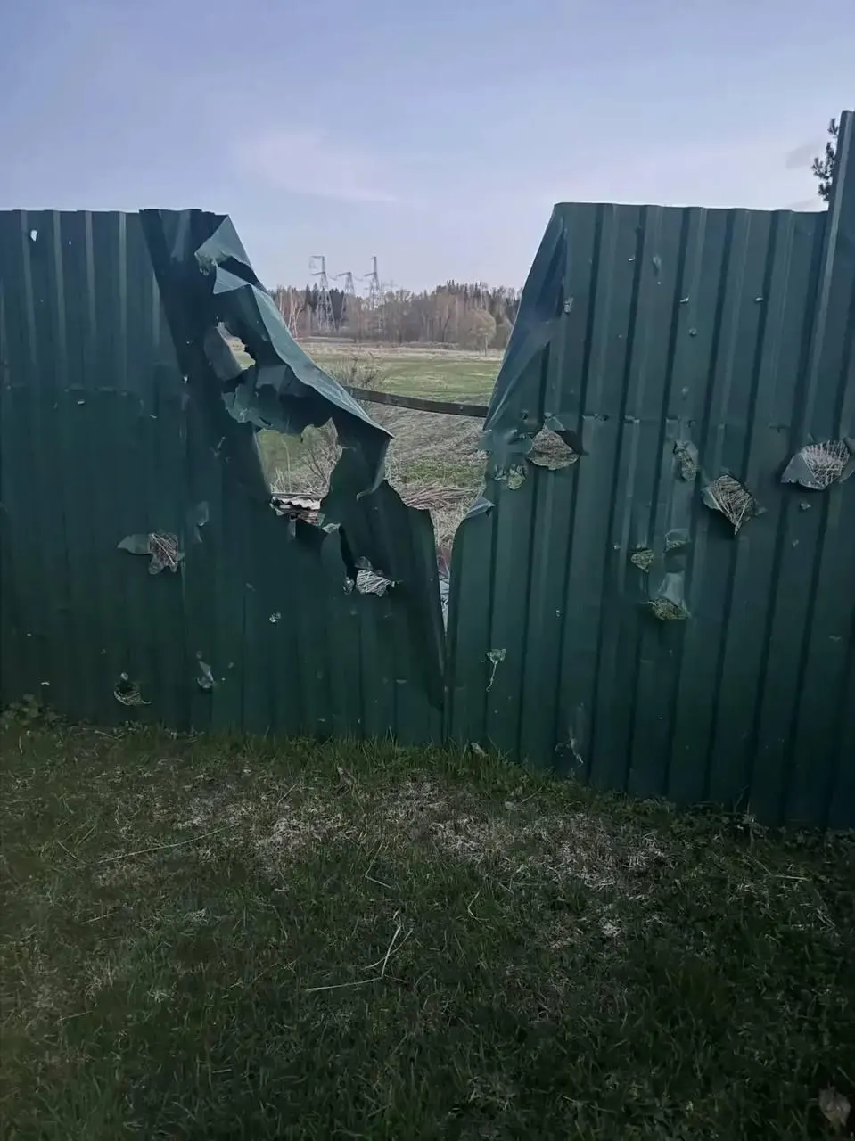 В Волоколамском округе погиб 77-летний мужчина после удара беспилотника. В Московской области сообщают о шести сбитых БПЛА, в Ленинградской области — около 60. Минобороны заявило о более чем 330 сбитых дронах по стране.