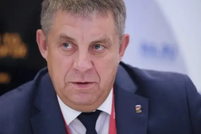 После отставки Александр Богомаз может получить вакантный мандат депутата Госдумы. Одновременно обсуждаются кадровые варианты для других бывших губернаторов на фоне расследований по строительству оборонительных сооружений.