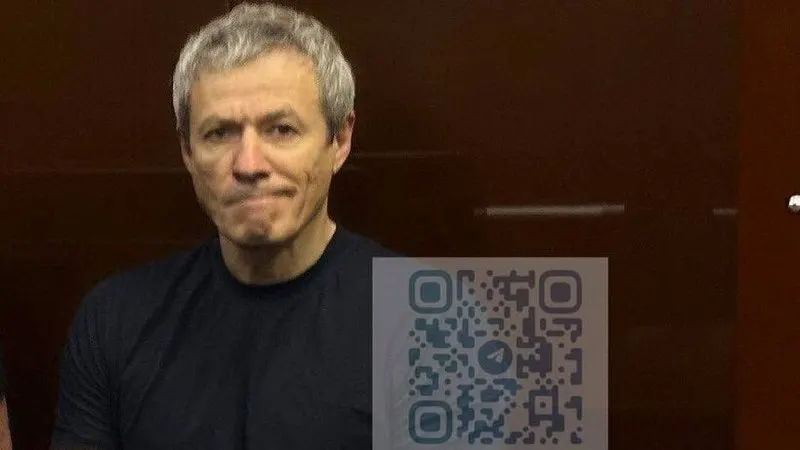 Суд в Москве арестовал весь пакет акций «Русагро», оценённый надзорным ведомством в более 1,174 млрд рублей. Иск о конфискации назначен к рассмотрению на 5 мая; заседание проходило в закрытом режиме.