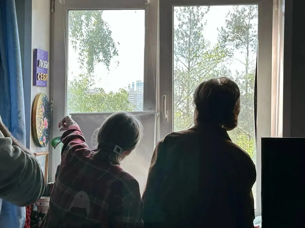 В результате ночной атаки беспилотников в Московской области в Химках погибла женщина, ещё один человек госпитализирован; также зафиксированы пожары и повреждения в жилых домах.