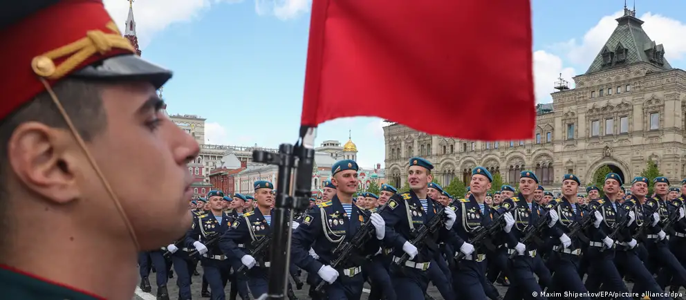 Военную технику не будут задействовать на параде в Москве, а в некоторых регионах массовые мероприятия и салюты отменили — власти ссылаются на угрозы, эксперты называют причинами риски атак и перегрузку ресурсов из‑за войны.