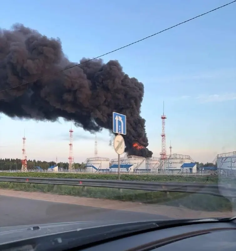 Ночью и утром беспилотники поразили нефтеперерабатывающие и логистические объекты в столичном регионе: есть погибшие и раненые, повреждены жилые дома, нарушена работа аэропортов.