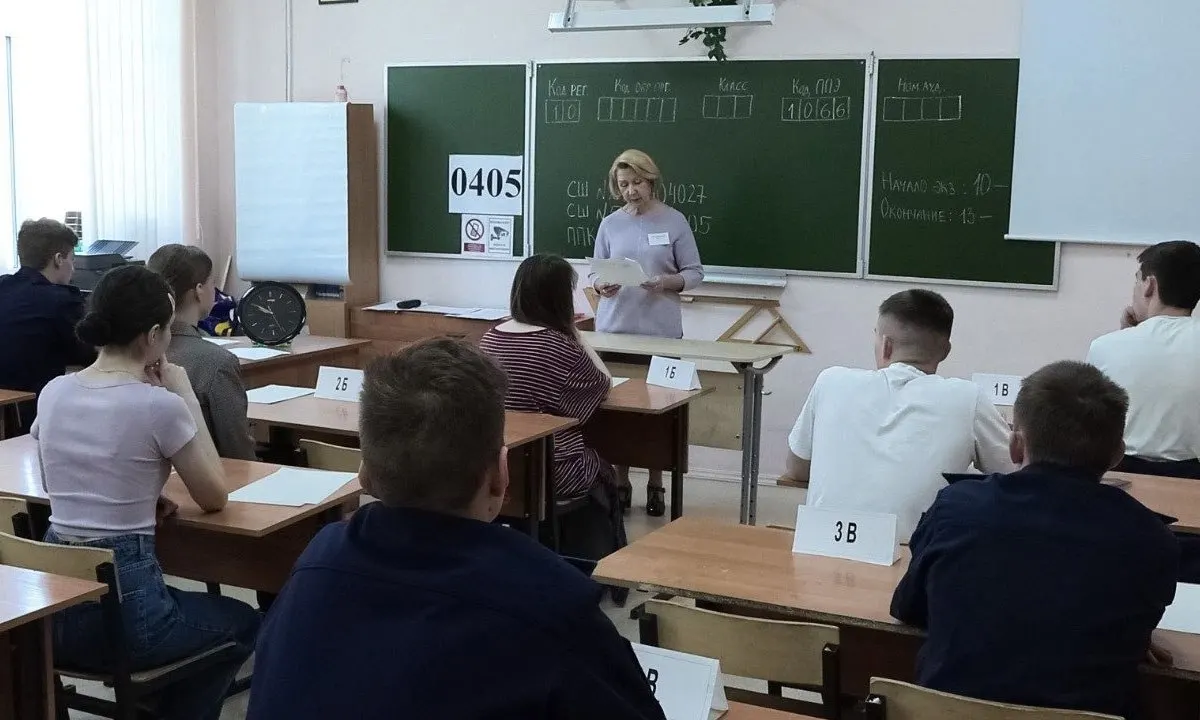 Рособрнадзор в новых методических рекомендациях запретил досмотр участников единого госэкзамена: организаторы и сотрудники охраны не вправе прикасаться к сдающим и их вещам, при срабатывании металлодетектора просят добровольно показать или сдать предмет.