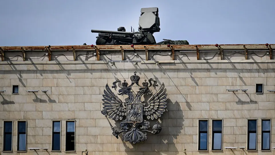 Переброска средств ПВО для защиты столичного парада делает другие регионы менее защищёнными — командование беспилотников предупреждает о целенаправленных ударах по энергетическим объектам, портам и приграничным военным базам.