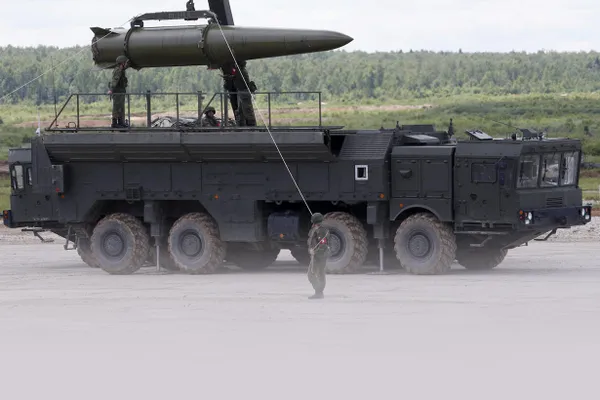 Минобороны сообщило о переброске и разгрузке боеприпасов у оперативно‑тактического ракетного комплекса «Искандер» в Белоруссии в рамках учений по подготовке и применению ядерного оружия.