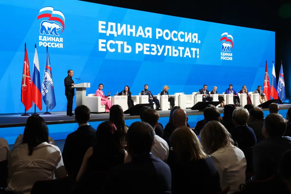 Политблок администрации президента рекомендовал лояльным изданиям реже использовать слово «запрет», смягчать формулировки и освещать инициативы единороссов в позитивном ключе — в том числе на фоне ограничений по съёмке последствий атак беспилотников.