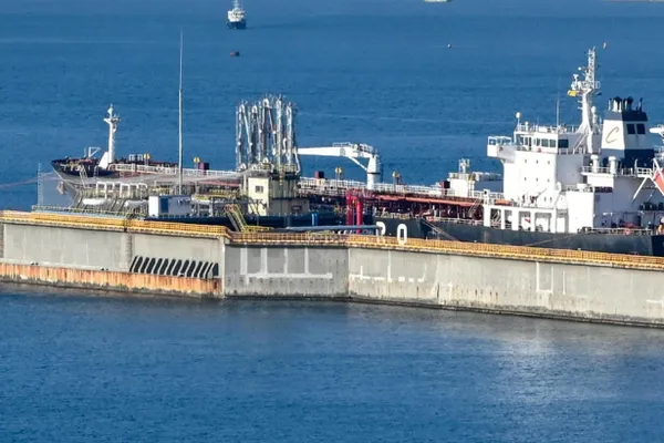 Глава Минфина попросил урезать расходы на 2,9 трлн руб.; в худшем сценарии сокращения могут достигнуть 7,1 трлн к 2028 году. Дополнительные нефтяные доходы не покроют военных расходов, дефицит в I квартале вырос до 2,5% ВВП.